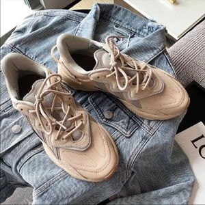 Tan details sneakers